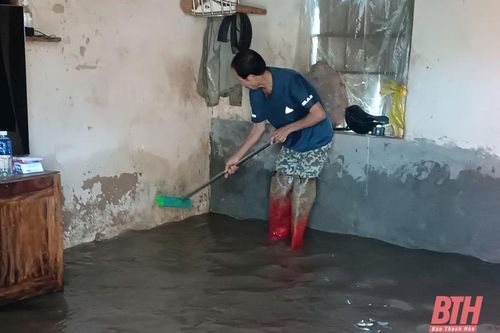 Lũ sông Bưởi đang rút, nhiều địa phương dừng tiếp nhận hàng cứu trợ