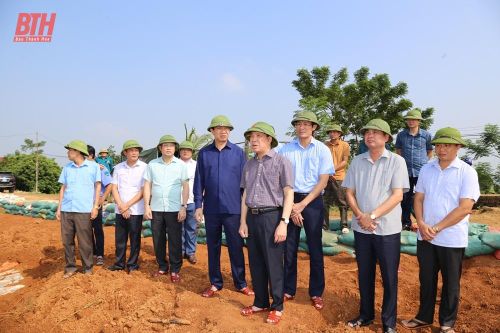 Phó Bí thư Thường trực Tỉnh ủy Lại Thế Nguyên kiểm tra, chỉ đạo xử lý khẩn cấp sự cố thấm dột đê sông Hoạt