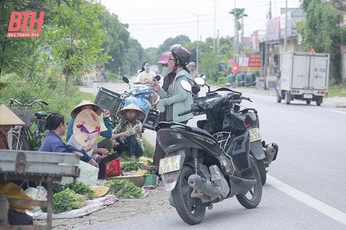 Nguy cơ mất an toàn giao thông từ những 'chợ cóc' ven đường