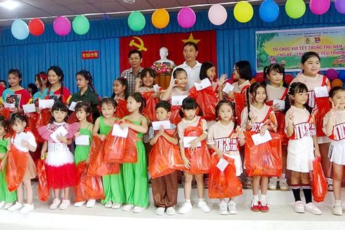 Mang Trung thu đến với trẻ em có hoàn cảnh đặc biệt khó khăn thị trấn Tri Tôn