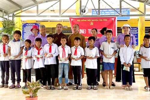 Trao gần 750 phần quà Trung thu cho học sinh và người dân xã An Tức