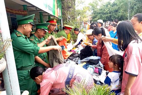 Chương trình 'Trăng sáng vùng biên' cho các em thiếu nhi xã Lạc Quới