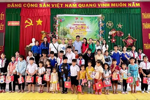 Trao quà Trung thu cho trẻ em nghèo xã Tân Tuyến