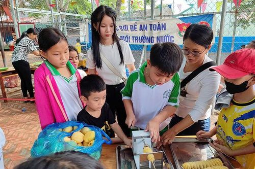 Trẻ em vùng sâu huyện Phú Tân trải nghiệm tự làm đèn Trung thu