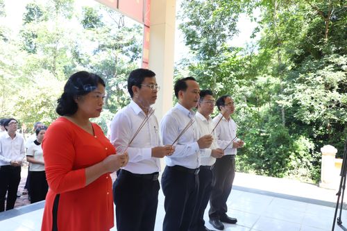 Văn phòng Thành ủy về nguồn thăm căn cứ cách mạng Hòn Tàu