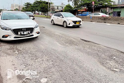 'Ổ gà' chi chít trên 2 quốc lộ qua thành phố Biên Hòa
