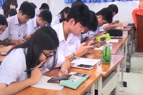Cấm hay không cấm học sinh sử dụng điện thoại trong lớp học?