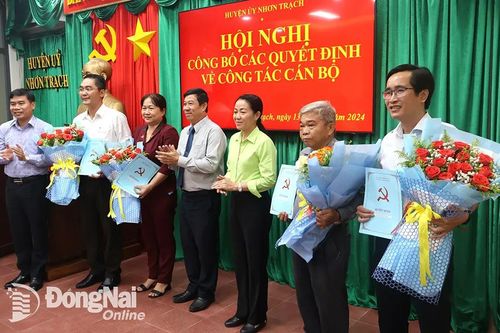 Huyện Nhơn Trạch trao 12 quyết định về công tác cán bộ