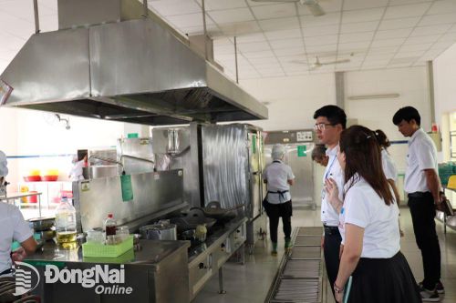 Kiểm tra bếp ăn cung cấp 900 suất ăn/ngày cho trẻ mầm non, giáo viên, nhân viên