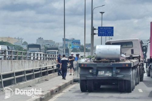 Xe đầu kéo thắng gấp làm cuộn thép rơi xuống mặt cầu Đồng Nai