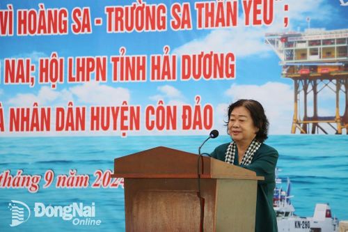 Thăm, tặng quà chiến sĩ và nhân dân huyện Côn Đảo