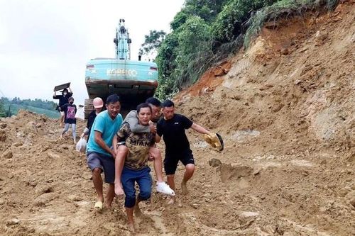 Né tránh trách nhiệm phòng chống mưa lũ, 2 chủ tịch xã bị tạm đình chỉ công tác