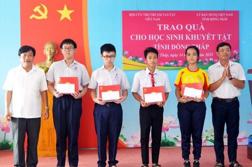 Trao quà cho học sinh khuyết tật