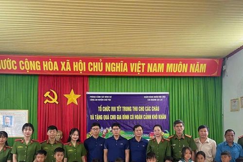 165 suất quà trao tặng trẻ em và các gia đình khó khăn ở xã Ia Kreng
