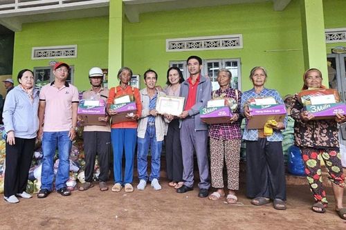 Khám bệnh, phát thuốc và tặng quà 400 người nghèo tại Chư Sê, Chư Pưh