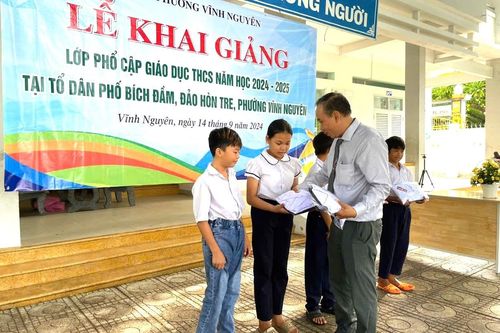 Khai giảng lớp phổ cập giáo dục tại Bích Đầm
