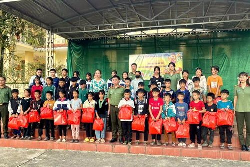Trao tặng 715 suất quà cho học sinh nhân dịp trung thu tại xã Dào San