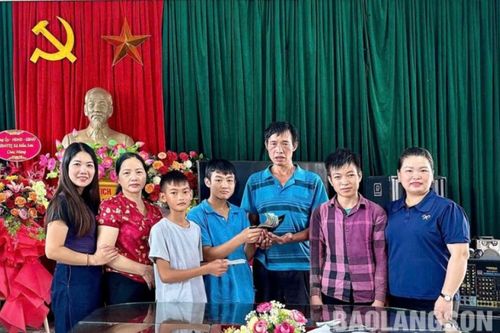 Ba học sinh nghèo nhặt được của rơi trả người đánh mất