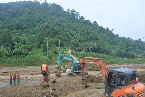 Tìm thấy thêm thi thể 3 nạn nhân mất tích tại vùng lũ Làng Nủ