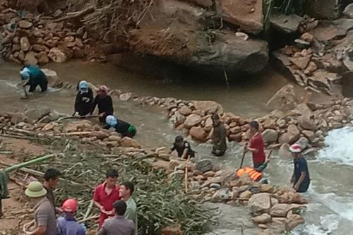Bản Liền nỗ lực tìm kiếm người mất tích do mưa lũ