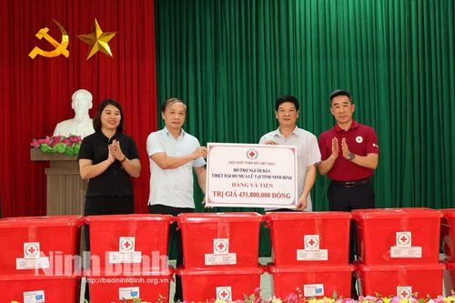 Ban Dân vận Trung ương, Trung ương Hội Chữ thập đỏ Việt Nam tặng quà Nhân dân vùng lũ tỉnh Ninh Bình