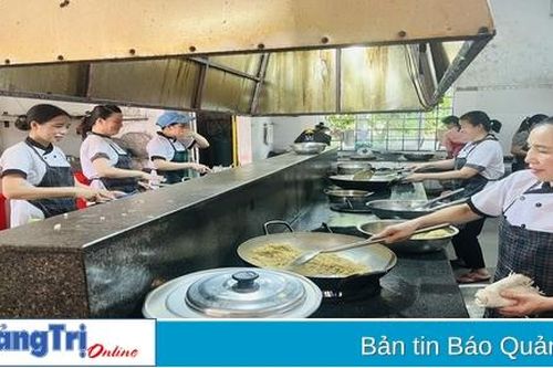Khách sạn Công đoàn Quảng Trị: Chế biến cá khô rim và muối thịt sả cứu trợ cho đồng bào vùng bão lũ