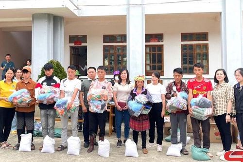 Trao quà hỗ trợ cho nhân dân bị thiệt hại do cơn bão số 3 tại xã Ngọc Chiến