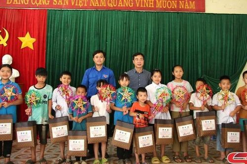 Trao quà cho nhân dân xã Chiềng Đen bị ảnh hưởng thiên tai