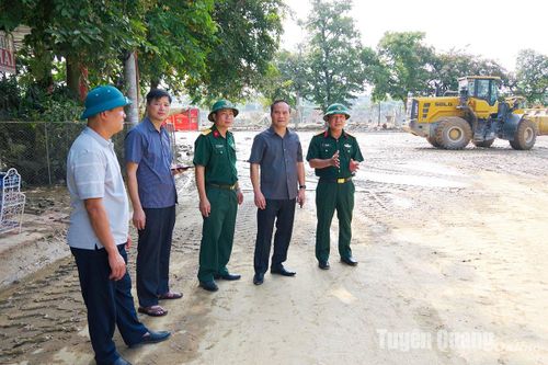 Phó Chủ tịch UBND tỉnh Hoàng Việt Phương kiểm tra, động viên cán bộ chiến sỹ khắc phục hậu quả mưa lũ