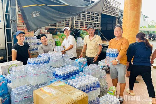 Người dân huyện Cư Jút, tỉnh Đắk Nông trao quà hỗ trợ người dân Tuyên Quang