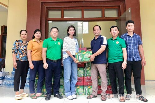 Diễn viên Trình Mỹ Duyên tặng quà người dân vùng lũ Tuyên Quang
