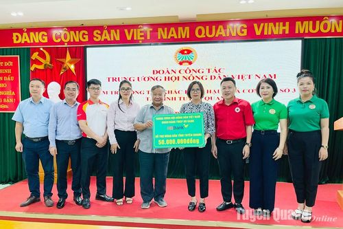 Trung ương Hội Nông dân Việt Nam trao hỗ trợ người dân Tuyên Quang bị thiệt hại do bão số 3