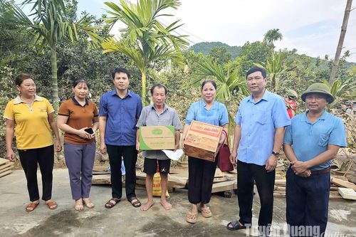 Đồng chí Trưởng ban Nội chính Tỉnh ủy Phùng Tiến Quân thăm hỏi các gia đình bị thiệt hại mưa lũ tại xã Phúc Ninh