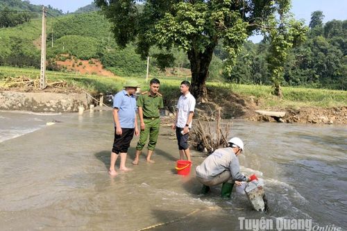 Khẩn trương lấy mẫu quan trắc môi trường nước trên địa bàn Chiêm Hóa