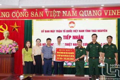 Quân khu 1 ủng hộ tỉnh Thái Nguyên 300 triệu đồng khắc phục hậu quả bão lũ
