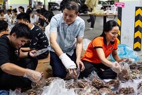 Sấy cá gửi tặng người dân vùng lũ phía Bắc