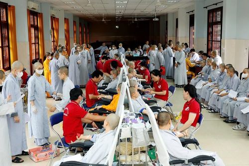 Tăng, Ni sinh Học viện Phật giáo VN tại TP.HCM hiến tặng 257 đơn vị máu cứu người