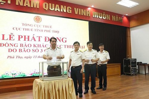 Cục Thuế Phú Thọ quyên góp 200 triệu đồng ủng hộ đồng bào bị bão lũ