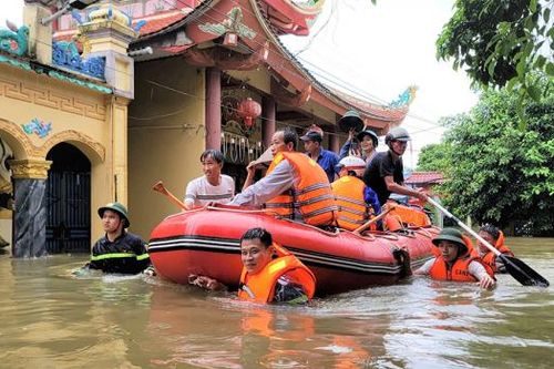 Ấm lòng hình ảnh CBCS Công an Nam Định chạy đua với nước lũ, nỗ lực cứu dân