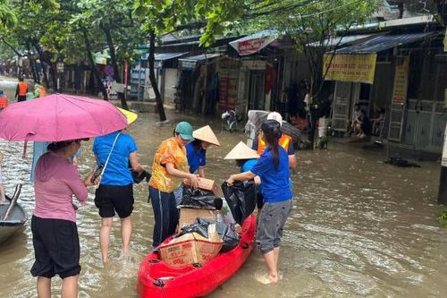 Hỗ trợ thực phẩm cho bà con vùng lũ lụt, cần lưu ý gì để đảm bảo an toàn?