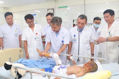 Các chuyên gia đầu ngành Y thăm khám và trao 1 tỷ đồng cho 3 bệnh viện ở Lào Cai