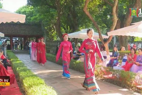 Áo dài kết nối văn hóa Hà Nội với du khách