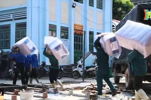 Vượt lũ hỗ trợ đồng bào vùng lũ