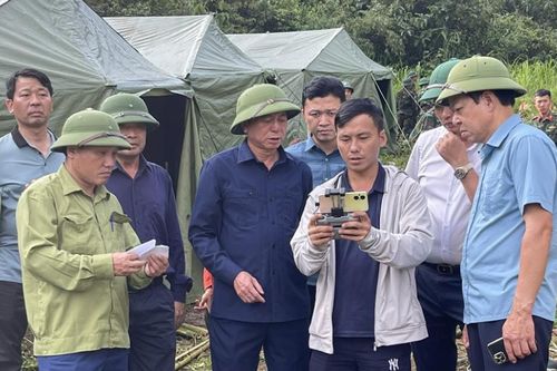 Chủ tịch UBND tỉnh Hoàng Xuân Ánh khảo sát địa điểm tái định cư sau sạt lở tại xóm Lũng Lỳ, xã Ca Thành và xóm Lũng Súng, xã Yên Lạc (Nguyên Bình)