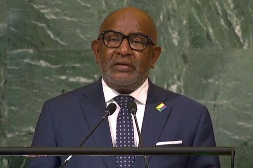 Tổng thống Comoros bị tấn công bằng dao
