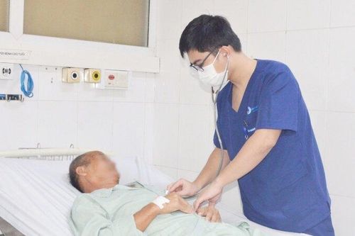 Nhập viện vì uống nhầm nước lau sàn đựng trong chai nước ngọt