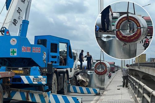 Cuộn thép hàng chục tấn rơi trên cầu Đồng Nai, quốc lộ 1 ùn tắc kéo dài