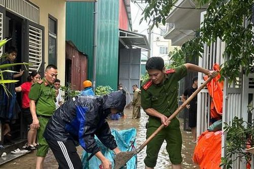 Công an Hà Nội giúp dân dọn dẹp nhà cửa ổn định cuộc sống