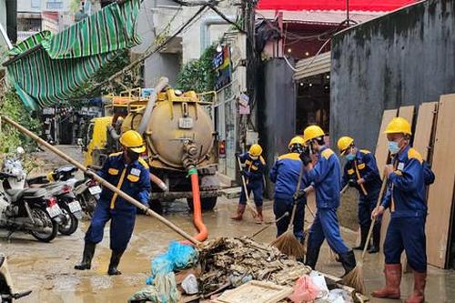 Công nhân thoát nước Hà Nội 'tổng lực' vệ sinh môi trường