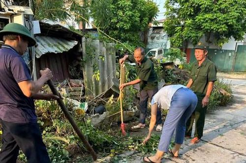 Đông Anh: Huy động hơn 5.000 người xử lý các chân rác tồn động sau mưa lũ